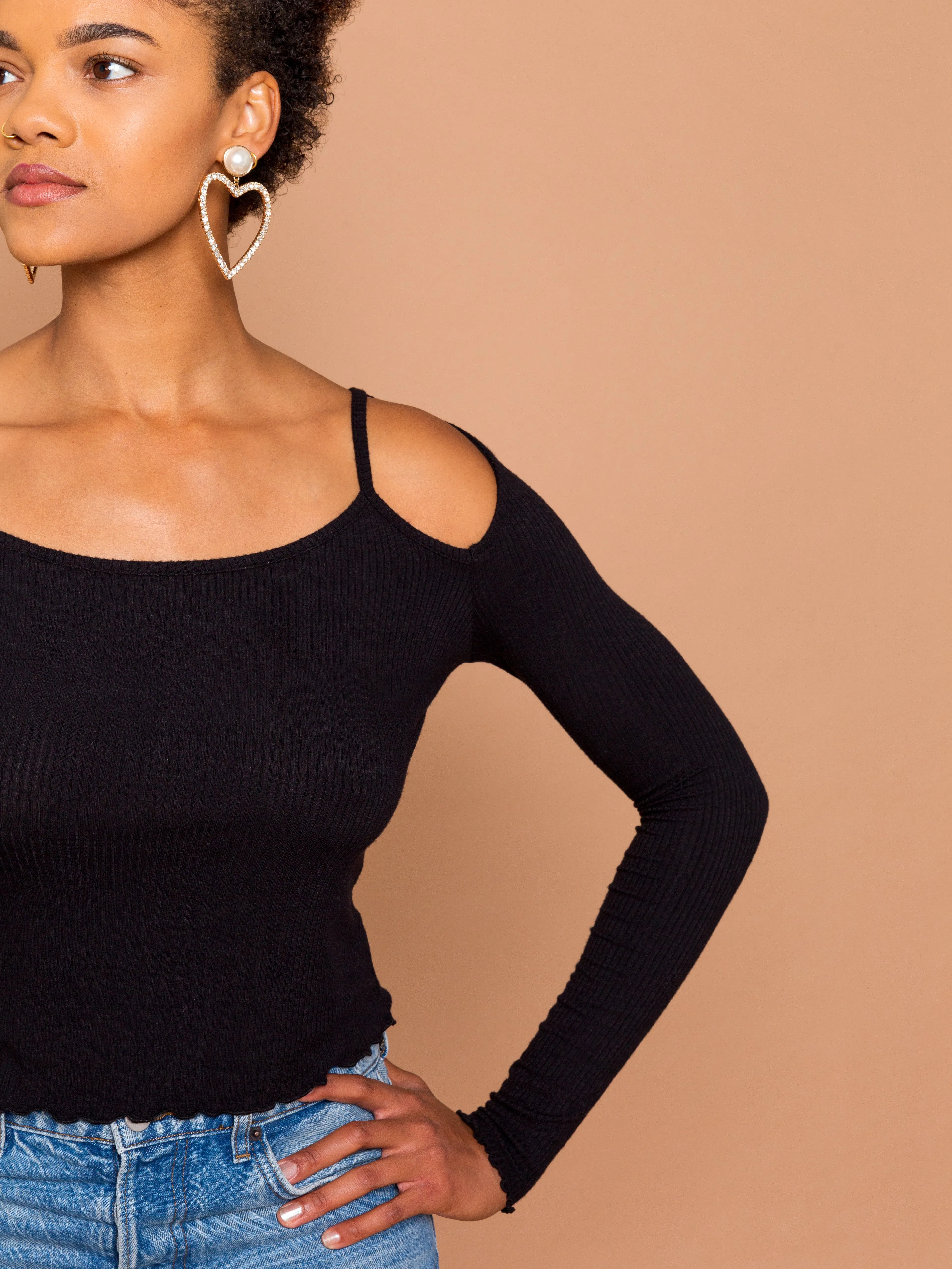 THE SHOULDER PEEK TOP - Black